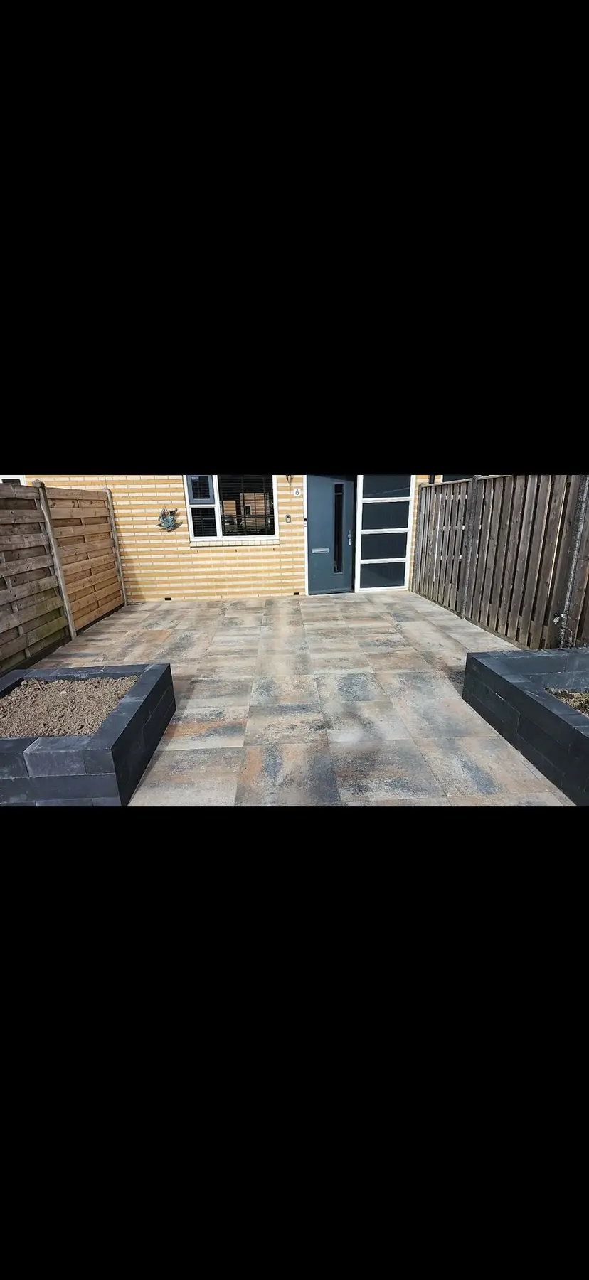 Aangelegde tuin met modern looppad