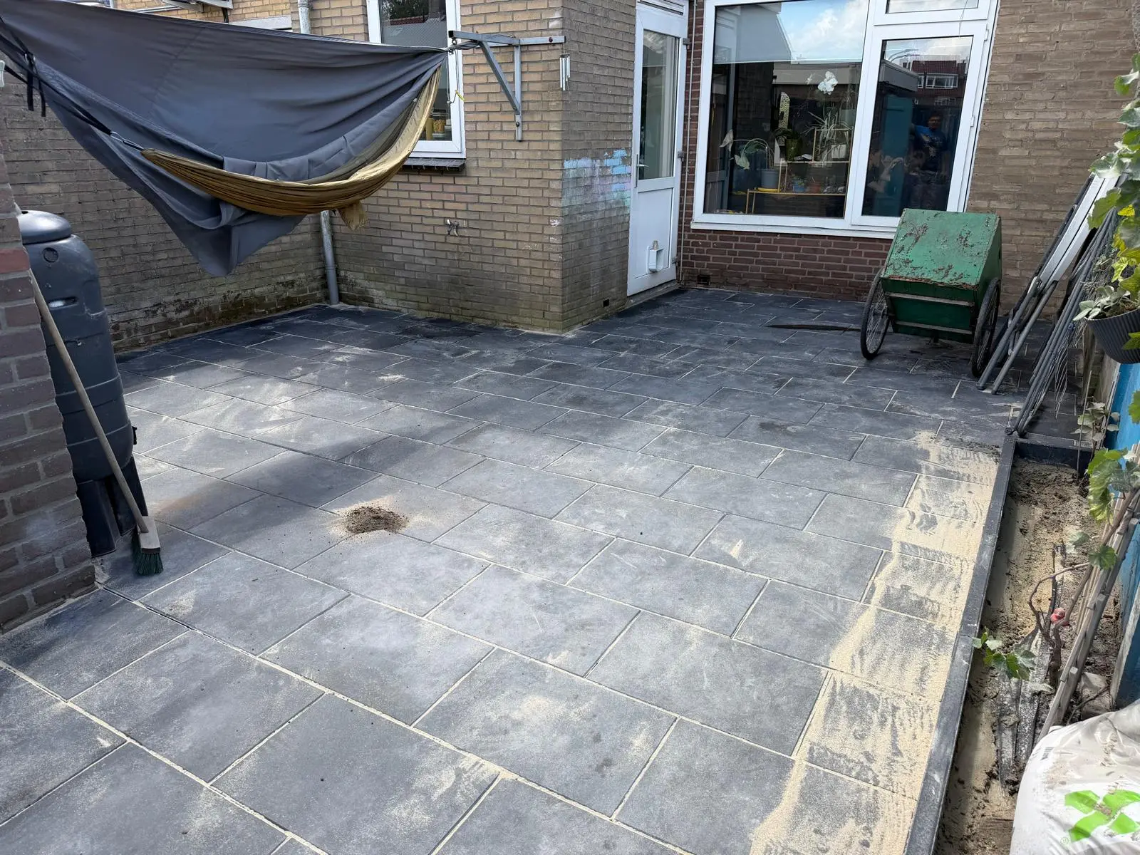 Afgerond terras met donkere tegels