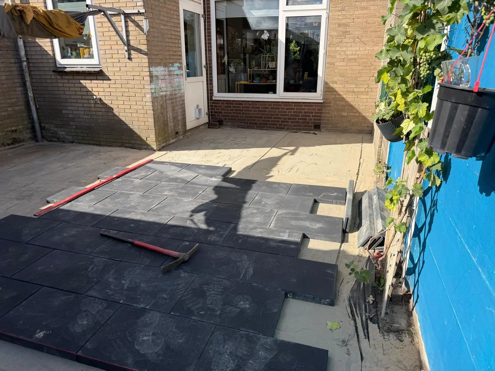 Terrastegels tijdens het leggen